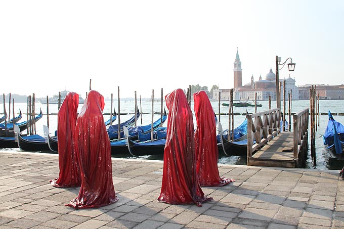 File:Contemporary-art-biennale-show-project-venice-pablic-art-illuminations-manfred-kielnhofer sculpture.jpg